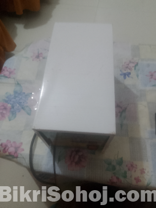 ১২ ভোল্টের দুইটি ব্যাটারি ও ১২ ভোল্টের একটি চার্জার